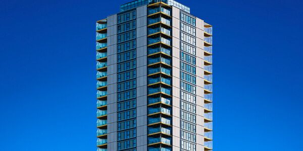 Wolkenkratzer vor tiefblauem Himmel